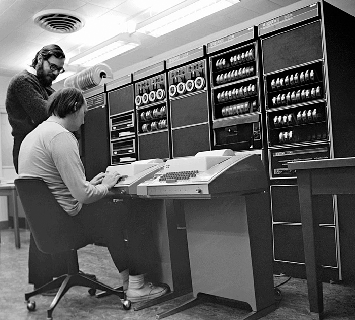 Image Ken_Thompson_sitting_and_Dennis_Ritchie_at_PDP-11